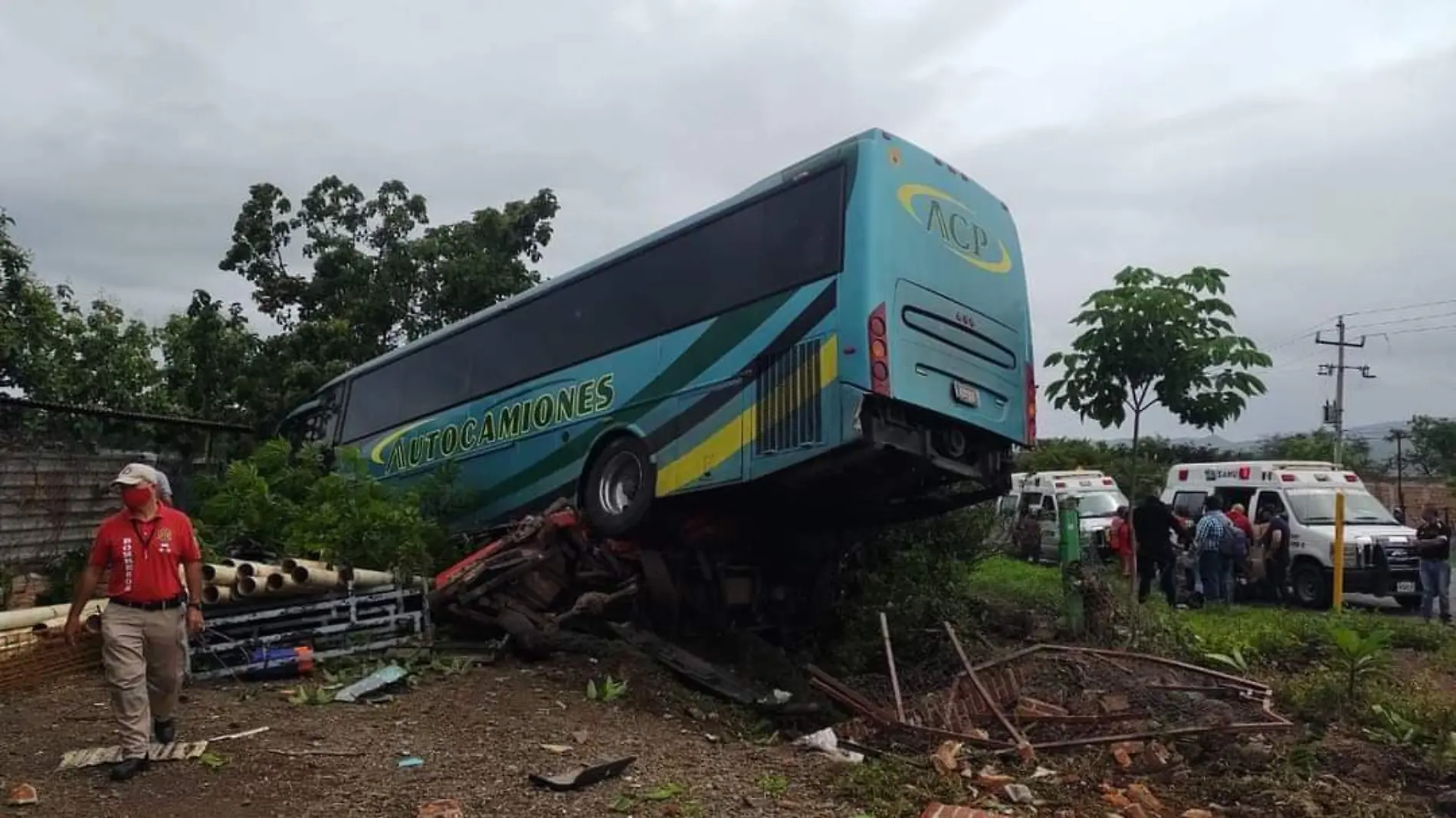 Autobús aplastó a un vehículo